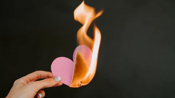 分离后女生挽留男生不为所动(图3)